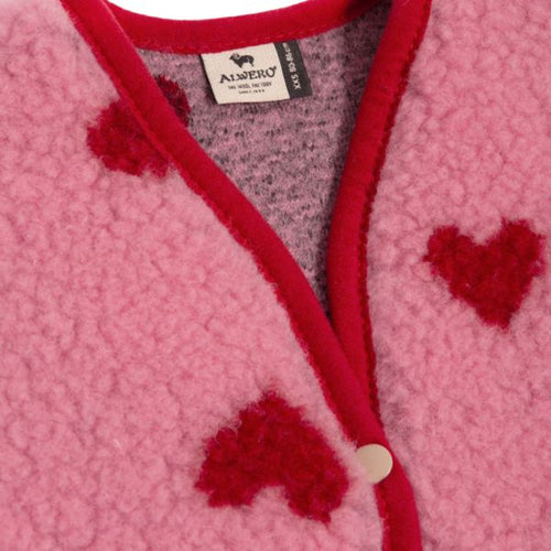 Alwero X Salty – Lulu Baby Gilet – Laine : détail des cœurs, du bouton et des finitions du gilet.