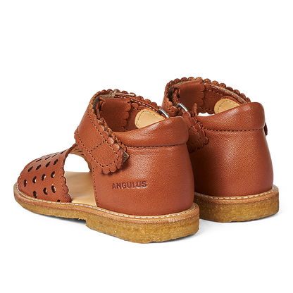 Angulus - Open teen sandaal met mini-hartjes en klittenband - Cognac - 100% Chroomvrij Leer - achteraanzicht