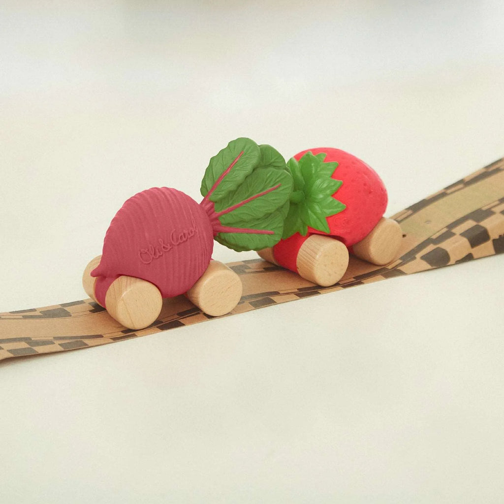 Speelgoedauto Sweetie the Strawberry met garage & racebaan - 0+ jaar - Natuurrubber & FSC-hout - Oli&Carol