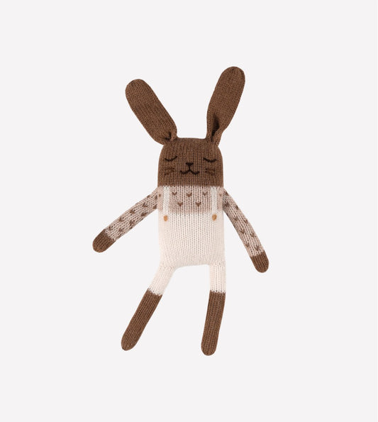 Gebreid knuffel konijntje - Ecru overalls - Alpaca wol - Main Sauvage