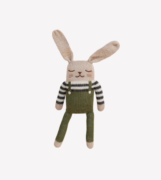 Gebreid knuffel konijntje - Olijfgroene overall - Alpaca wol - Main Sauvage x Organic Zoo