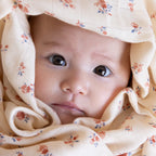 Swaddle Berries - 120x120 cm - 100% biologisch katoen - GOTS - CamCam Copenhagen baby close up