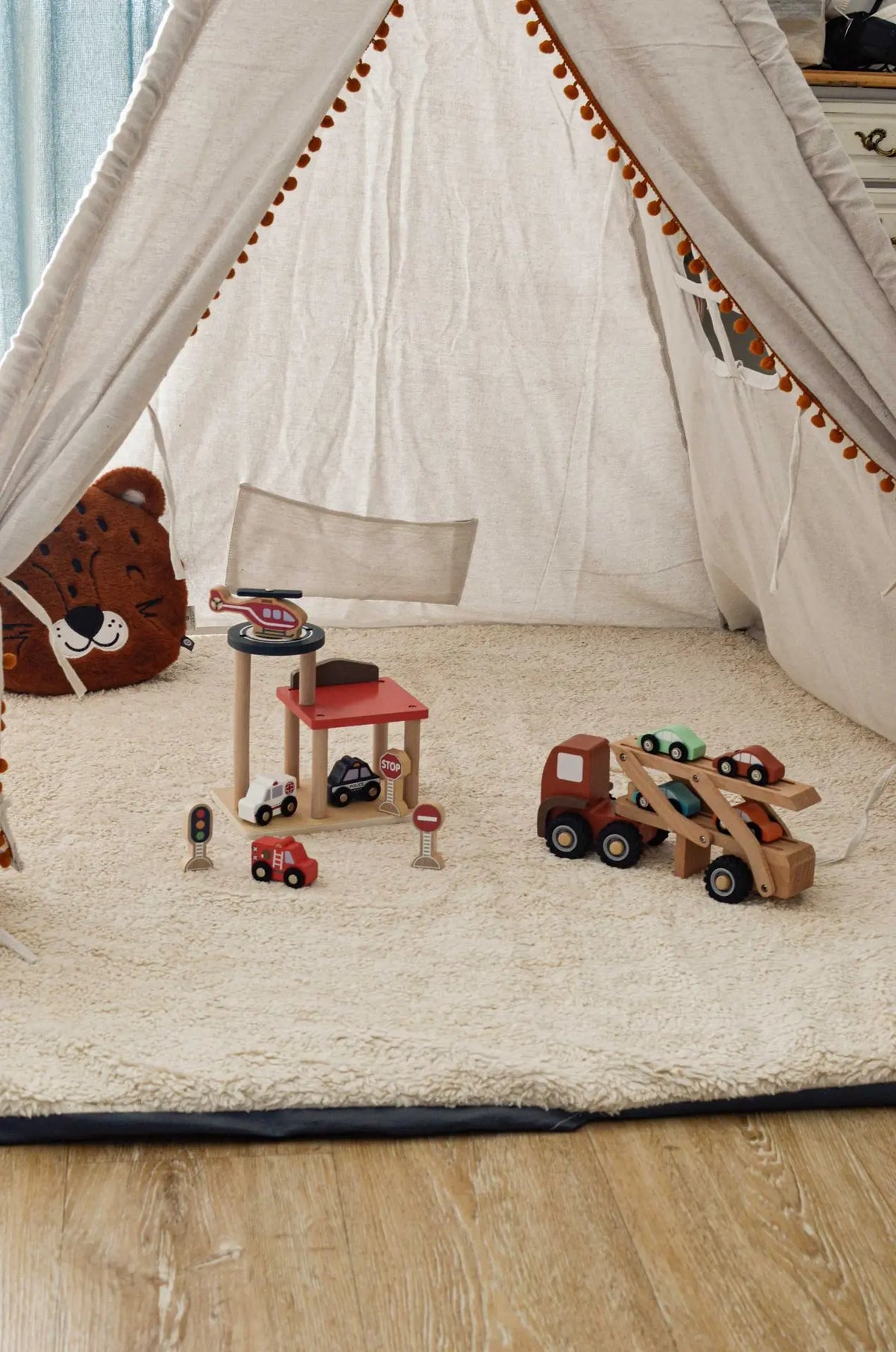 Houten Autotransporter – Houten vrachtwagen met 4 auto's – Egmont Toys