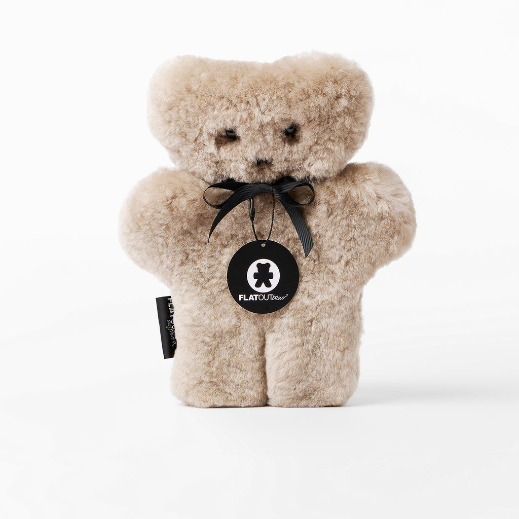 FLATOUTbear Original - 100% Australische schapenvacht - Knuffelbeer latte voorkant
