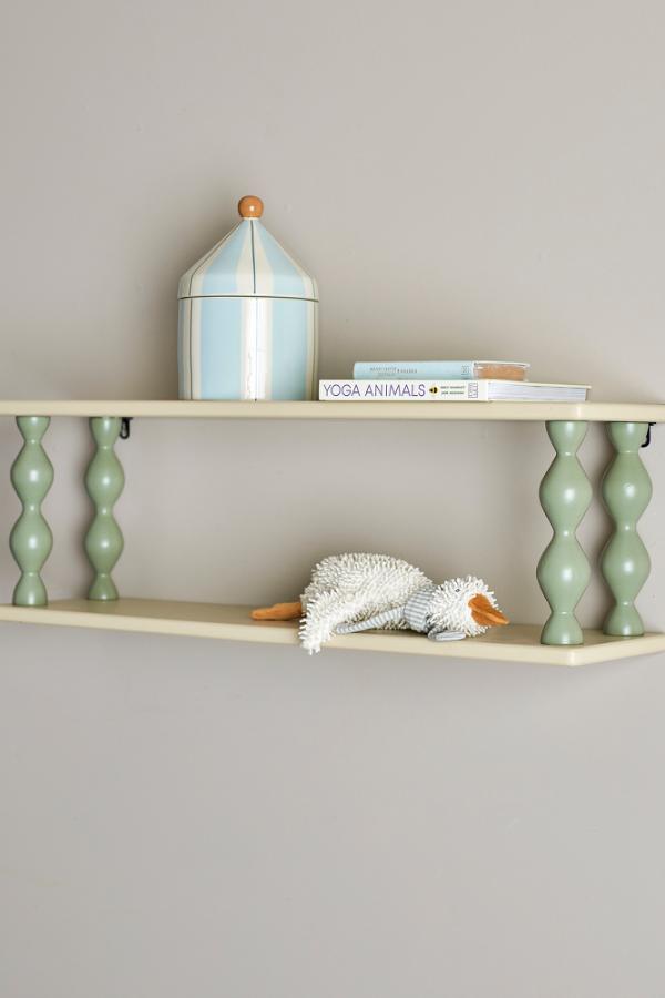 Bibiola Shelf Multi – Bloomingville MINI: wandplank aan de muur met boeken en een lampje.