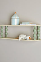 Bibiola Shelf Multi – Bloomingville MINI: wandplank aan de muur met boeken en een lampje.