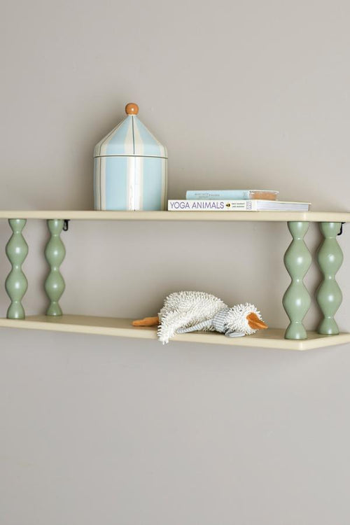 Bibiola Shelf Multi – Bloomingville MINI: wandplank aan de muur met boeken en een lampje.