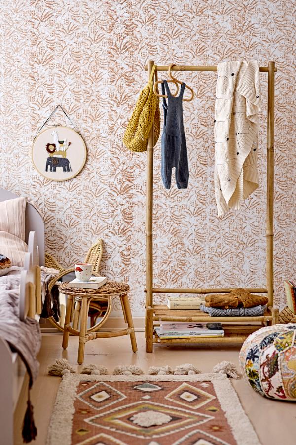 Aranya Hanger Nature – Bloomingville MINI: kledinghangers aan een houten rek in de kinderkamer.