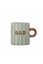 Cherish Mug Blue – Mug en céramique peint à la main avec Dad – Bloomingville : vue du produit détouré avec l'inscription Dad.