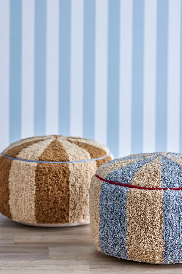 Charoline Pouf Multi – Bloomingville MINI: Zwei gestreifte Poufs nebeneinander.