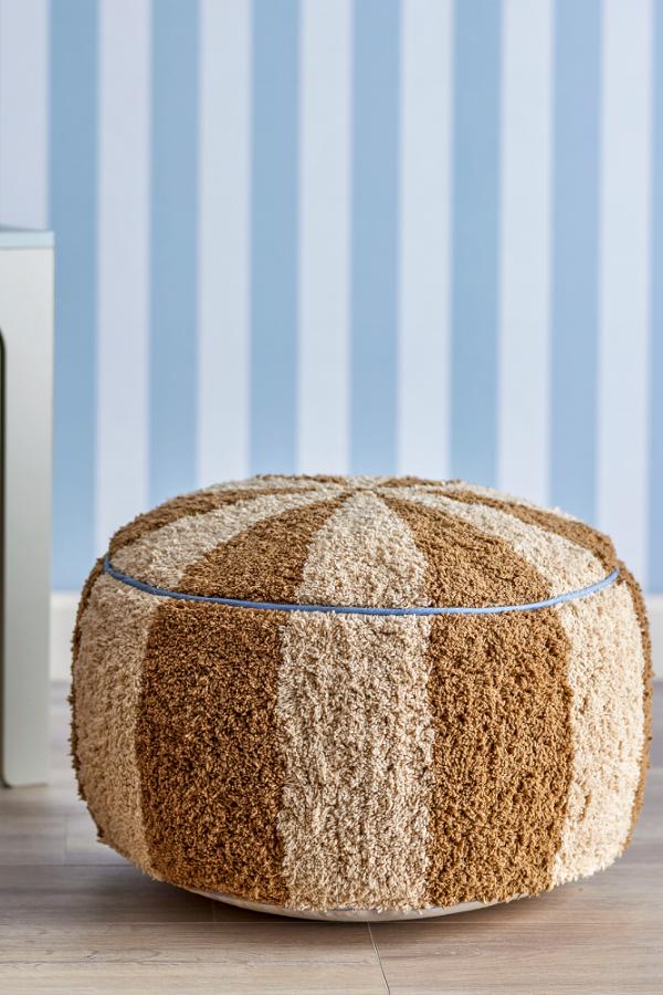 Charoline Pouf Brown – Bloomingville MINI: poef voor een wand met blauw gestreept behang.
