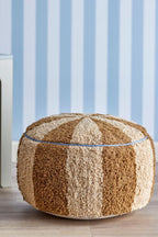 Charoline Pouf Brown – Bloomingville MINI: poef voor een wand met blauw gestreept behang.