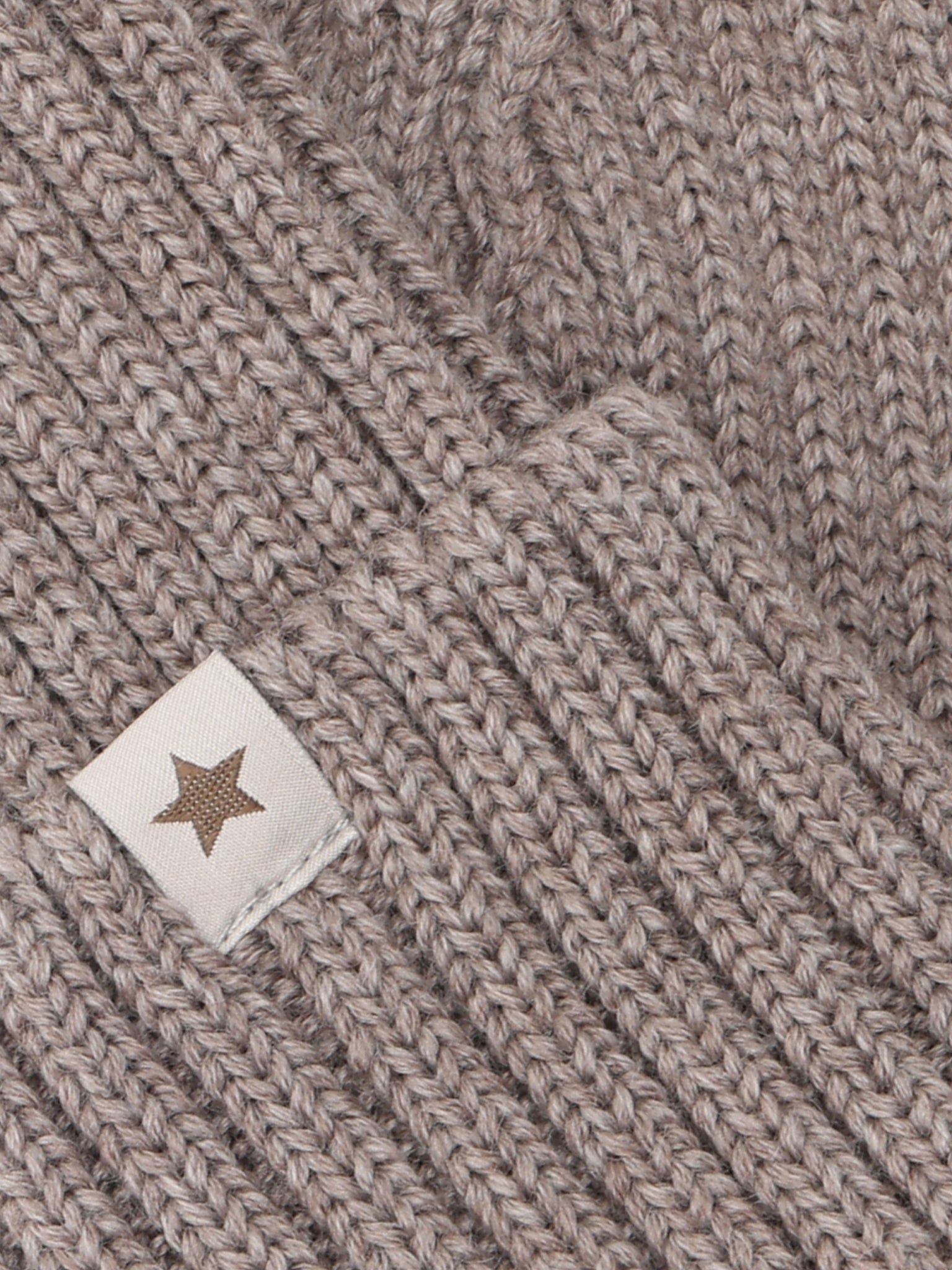 Beanie van merino wol - HUTTEliHUT close up