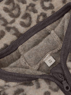Jasje van merino wool fleece - Jacquard/Panterprint - Camel Melange - 100% wol - HUTTEliHUT close up