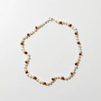 Pearly Caramel Adult Necklace – Collier femme avec perles d'eau douce et ambre caramel – Nirrimis