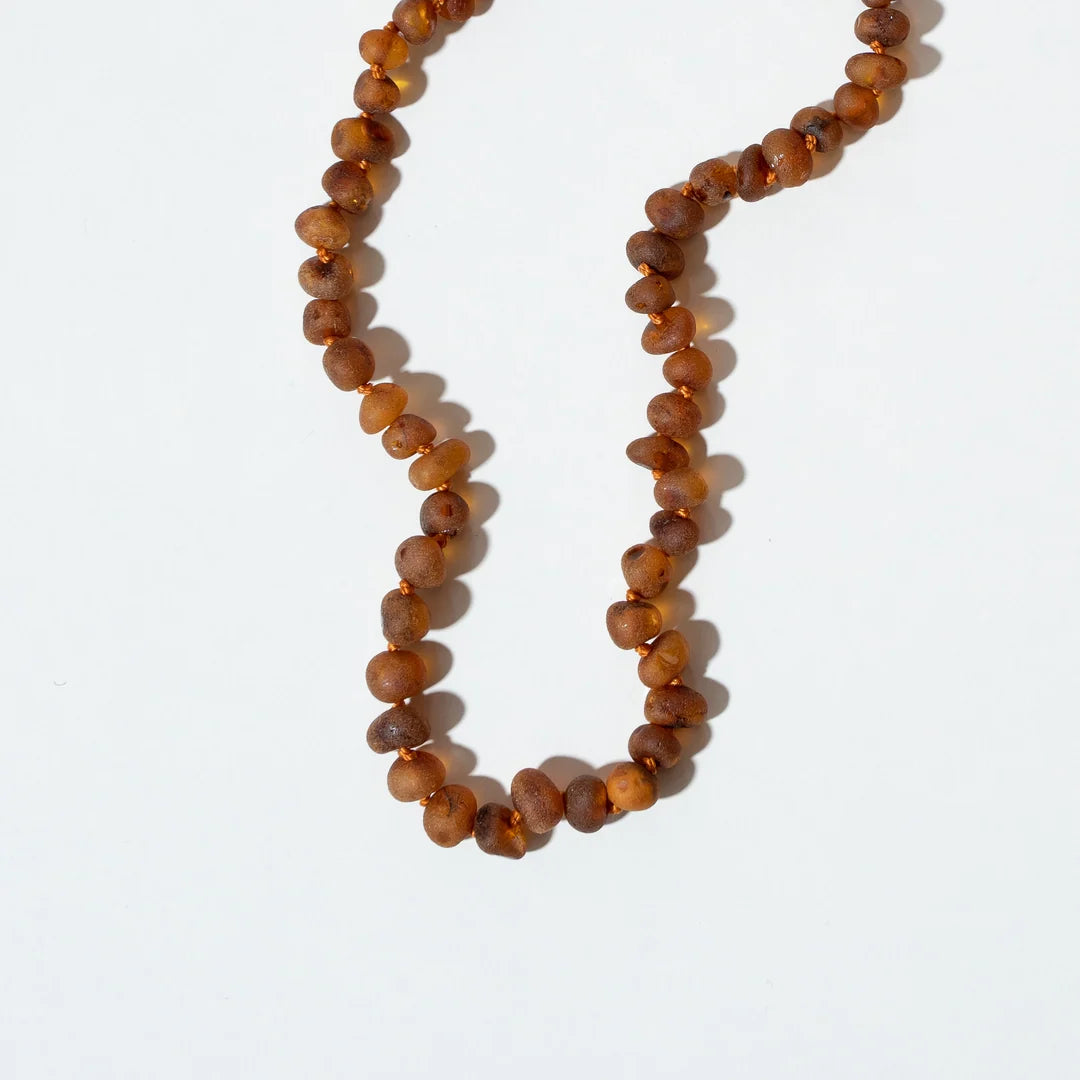 Raw Caramel Adult Necklace – Collier pour femme en ambre brut caramel – Nirrimis