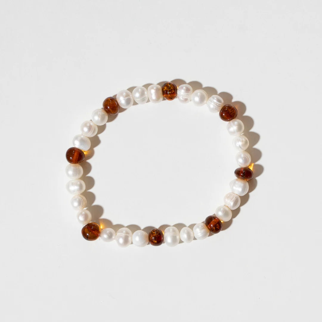 Pearly Caramel Bracelet – Bracelet pour femme avec perles d'eau douce et ambre caramel – Nirrimis