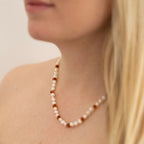 Pearly Caramel Adult Necklace – Collier femme avec perles d'eau douce et ambre caramel – Nirrimis