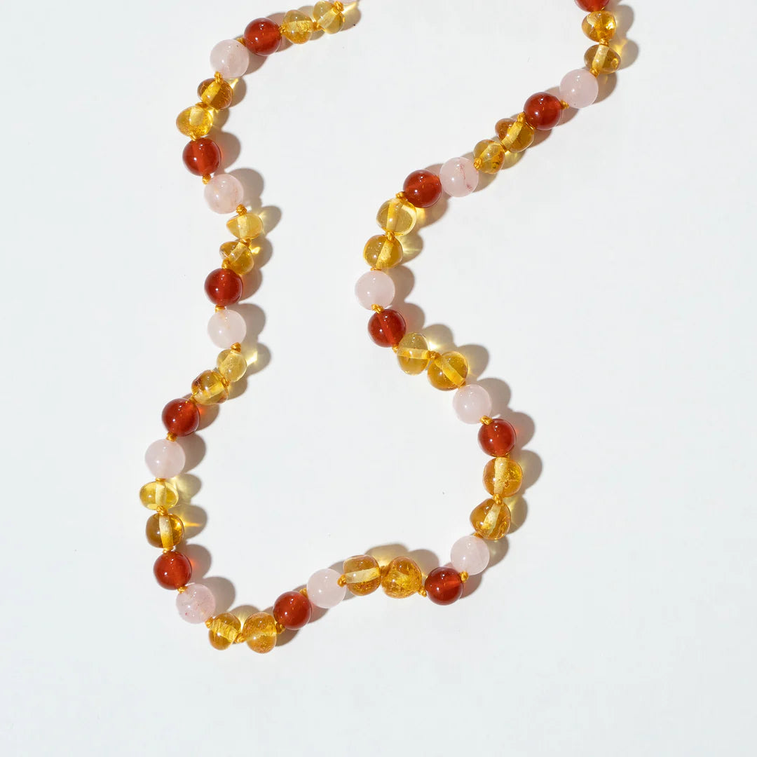 Barnsteen en edelstenen ketting - Sofie - 32 cm - Nirrimis - productfoto