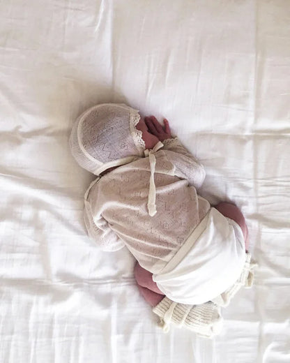 Strikmutsje met kant - Wol/zijde - Ajour baby mutsje - White - Joha