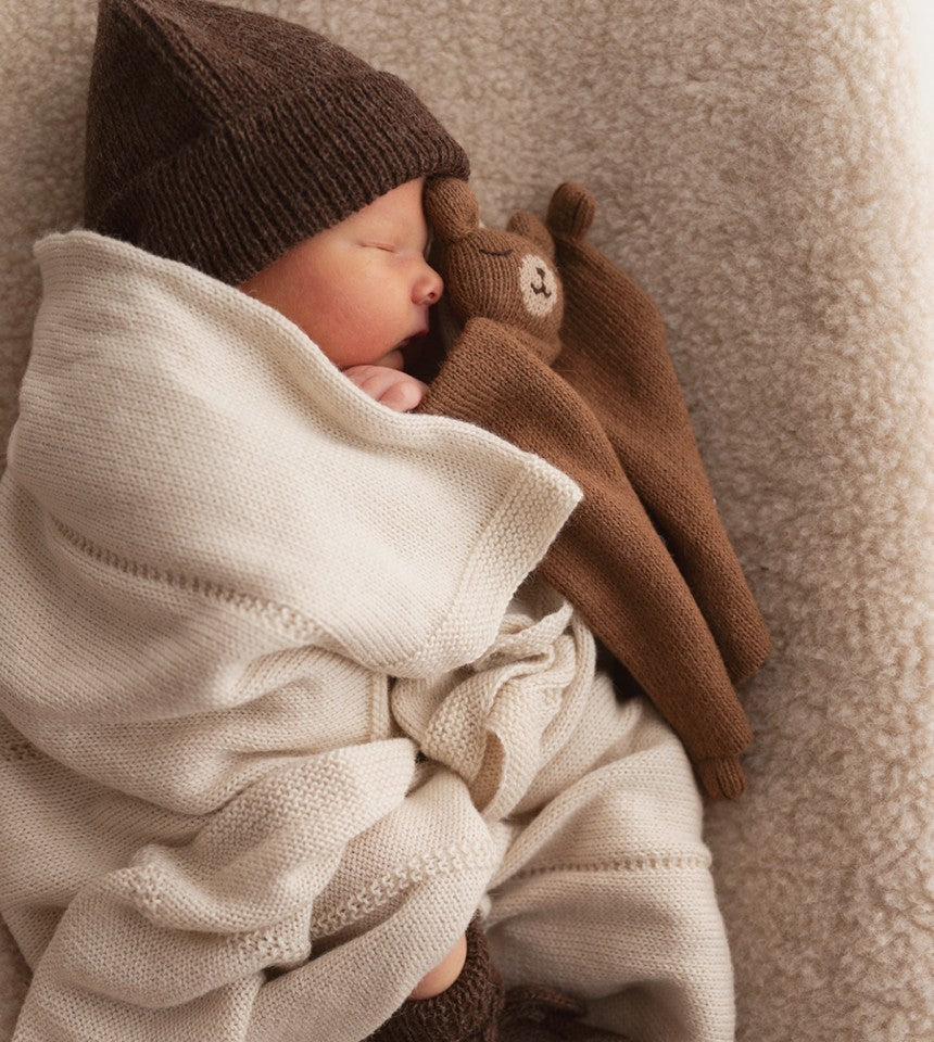 Knitted comforter - Alpaca wool - Teddy bear - Nut/Brown - Main Sauvage