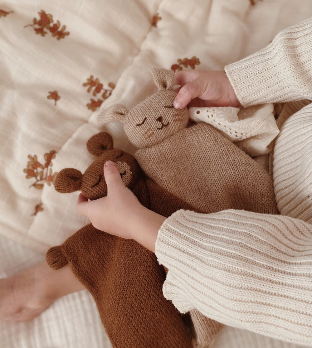 Knitted comforter - Alpaca wool - Teddy bear - Nut/Brown - Main Sauvage