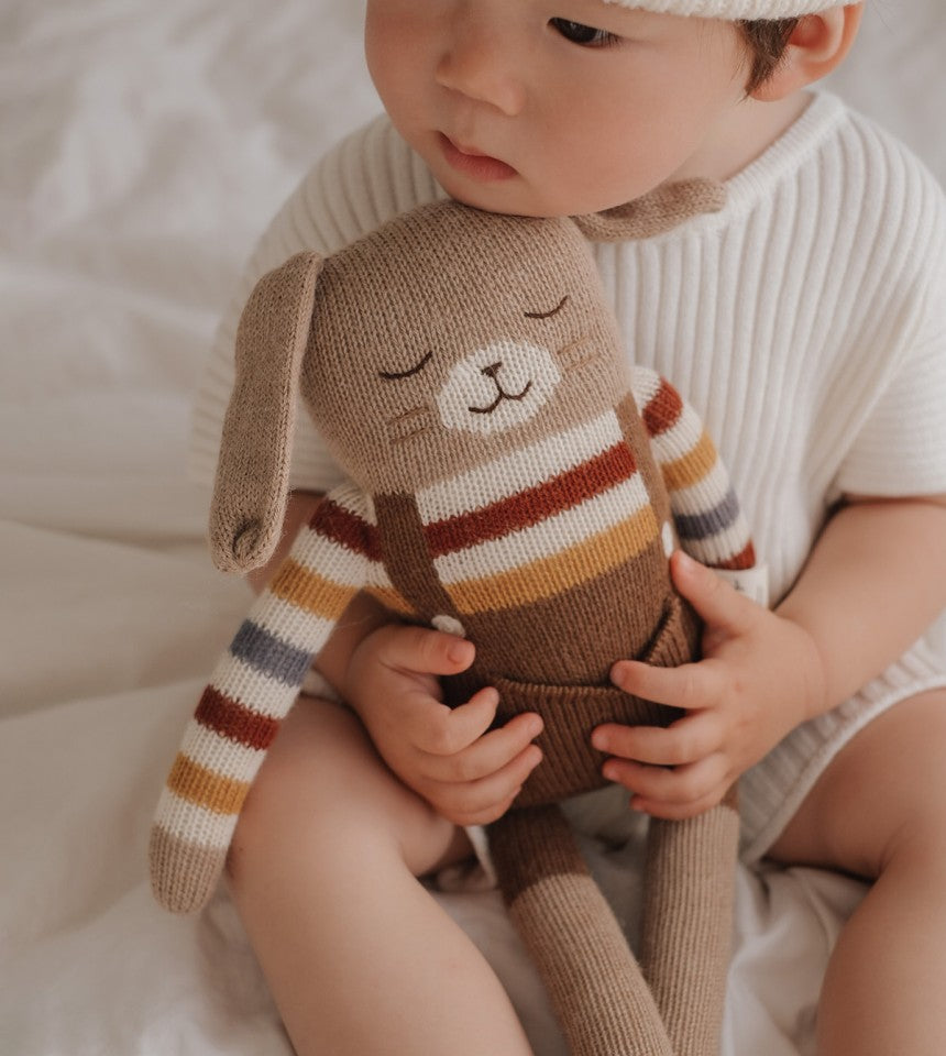 Großer Kuschelhase Romy Rainbow Sweater – 100% Baby-Alpaka – Main Sauvage