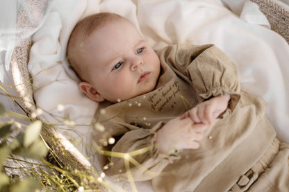 Baby trui Manon - Biologisch katoen - Greige - Levv Labels close up