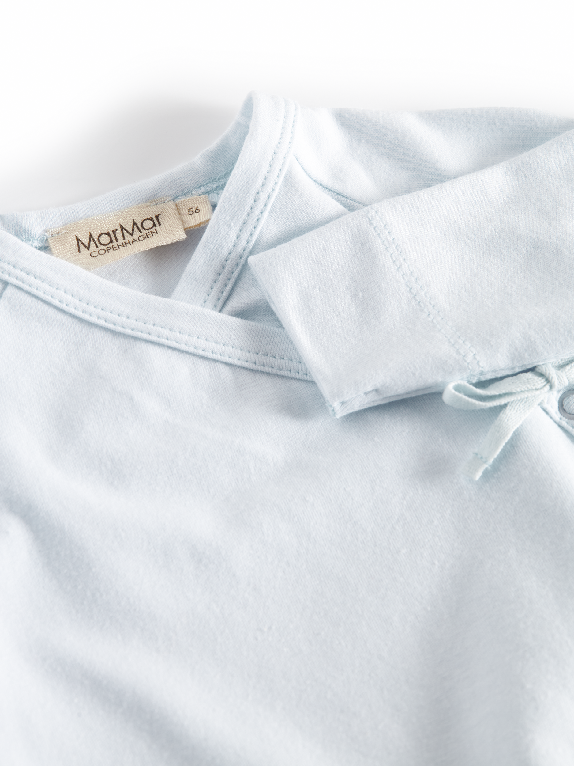 MarMar Copenhagen Rula Modal Boxpak met Voetjes  Zacht Overslag Baby Jumpsuit Biologisch Katoen en TENCEL™ Modal close up overslag light blue