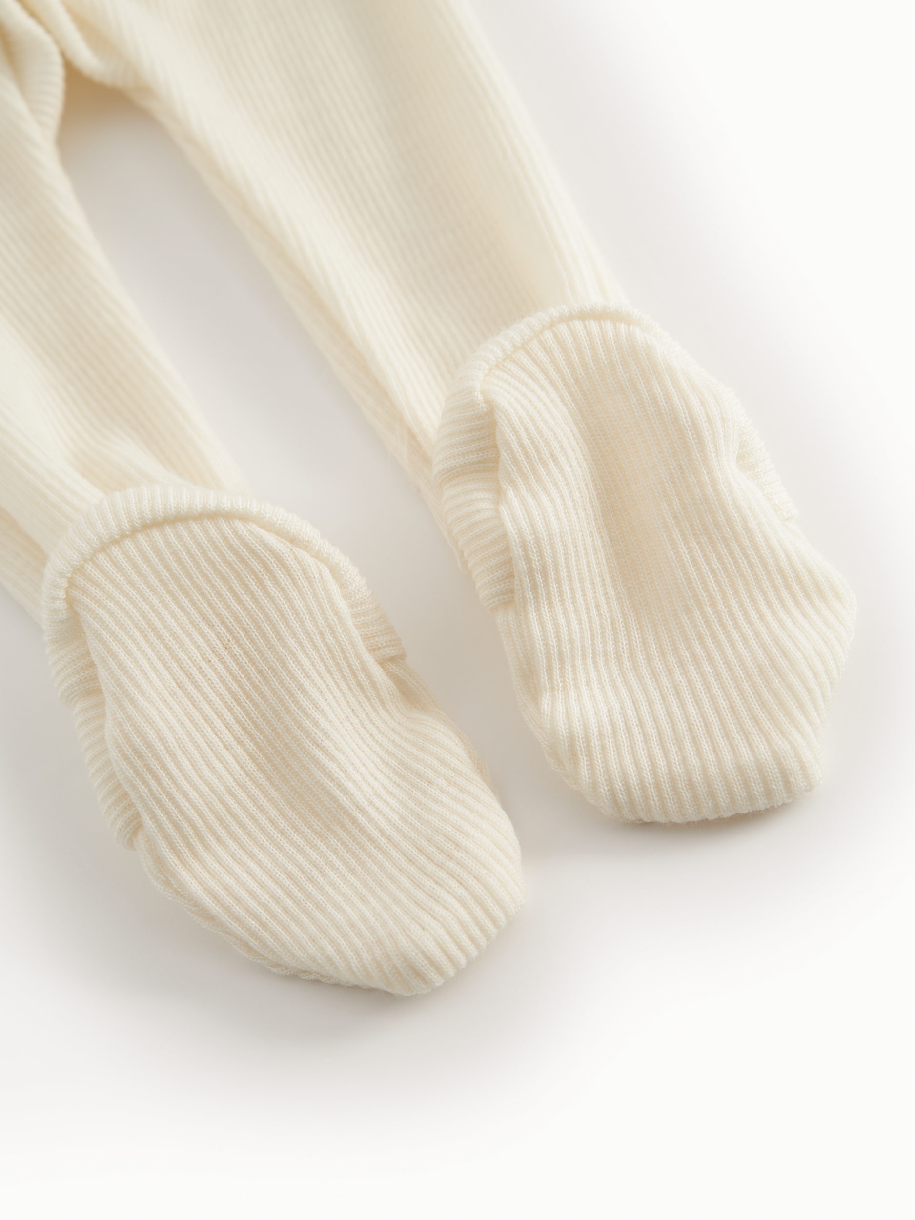 Broekje met voetjes - Pixa Wool Rib - Merinowol- MarMar Copenhagen close up voetjes natural wit