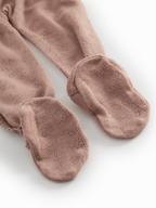 Zacht MarMar Copenhagen Piva pointelle merinowol boxpakje met voetjes voor baby thermoregulerend en kriebelvrij newborn Detail burnt roze rose