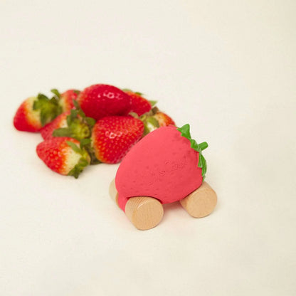 Speelgoedauto Sweetie the Strawberry met garage & racebaan - 0+ jaar - Natuurrubber & FSC-hout - Oli&Carol