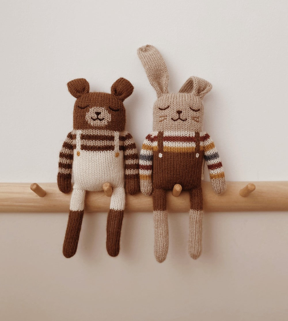 Knitted cuddly bear/teddy - Ecru overalls - Alpaca wool - Main Sauvage