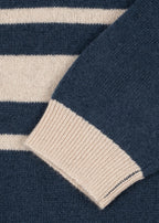 Wollen polo Basi – Dark Blue Stripe – Konges Sløjd: detail van lichte strepen en het mouwboord van de blauwe polo.