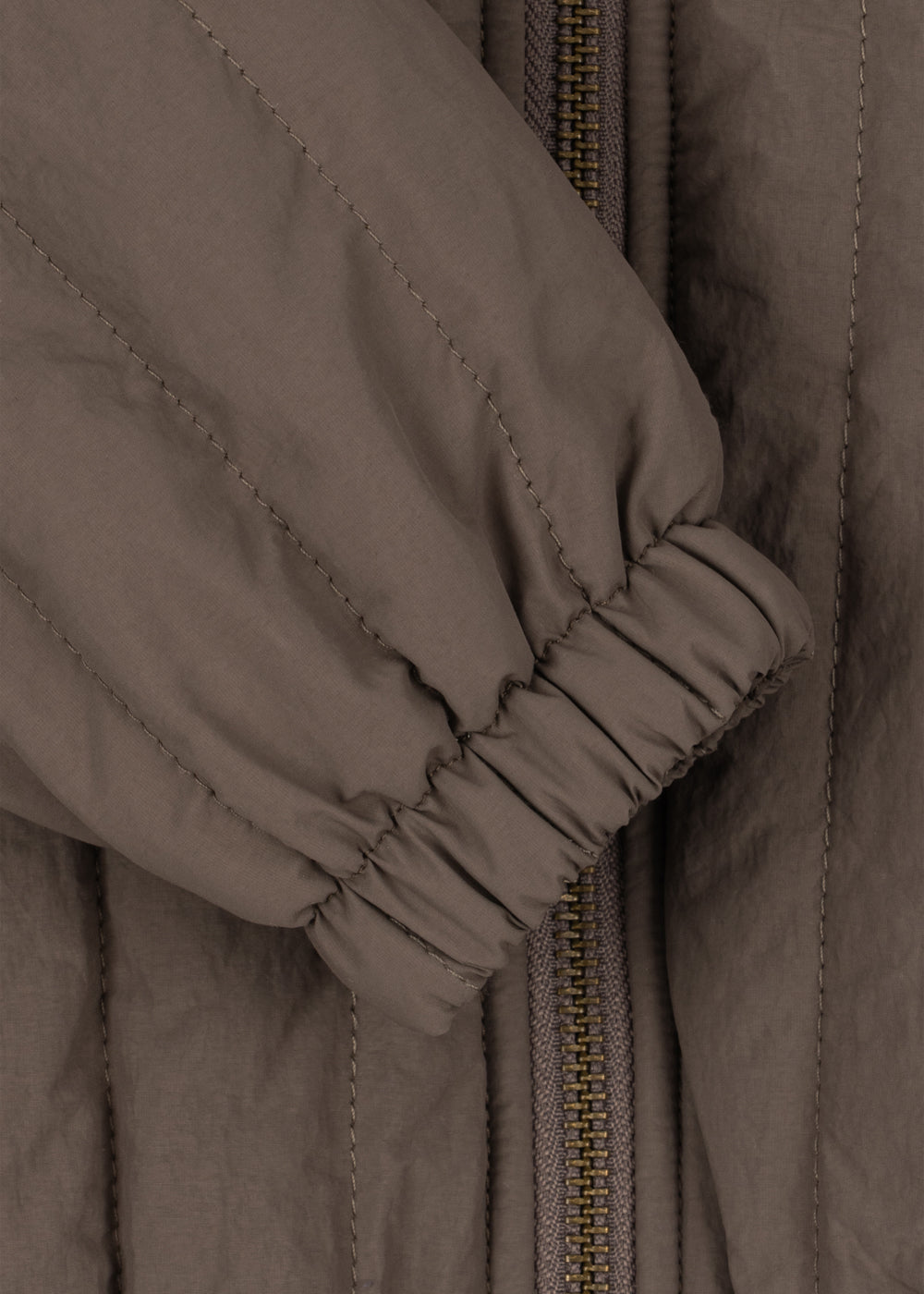 Veste thermique Juno Bomber – Walnut – Konges Sløjd : détail du poignet élastique du blouson bomber.
