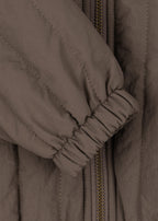 Veste thermique Juno Bomber – Walnut – Konges Sløjd : détail du poignet élastique du blouson bomber.