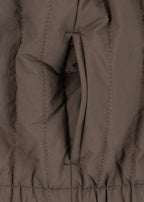 Veste thermique Juno Bomber – Walnut – Konges Sløjd : détail de l'intérieur et de la boucle de suspension de la veste.