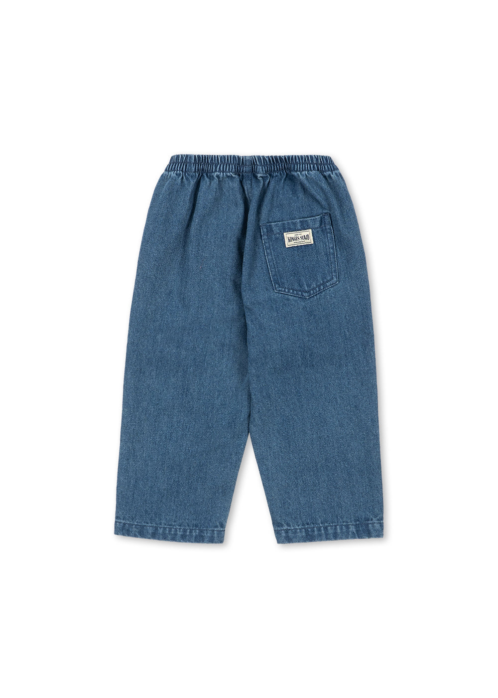 Denim broek Magot – Denim Blue – Konges Sløjd: achterkant van de blauwe denimbroek met zakje.