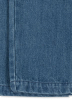 Denim broek Magot – Denim Blue – Konges Sløjd: detail van het stiksel en de zoom van de blauwe denimbroek.
