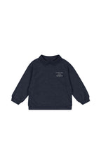 Polo-Sweater Spotty LS – Navy Blazer – Konges Sløjd: Rückseite des dunkelblauen Polo-Sweaters.