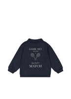 Polo-Sweater Spotty LS – Navy Blazer – Konges Sløjd: dunkelblauer Polo-Sweater mit Tennisschlägern auf der Brust, Vorderansicht.