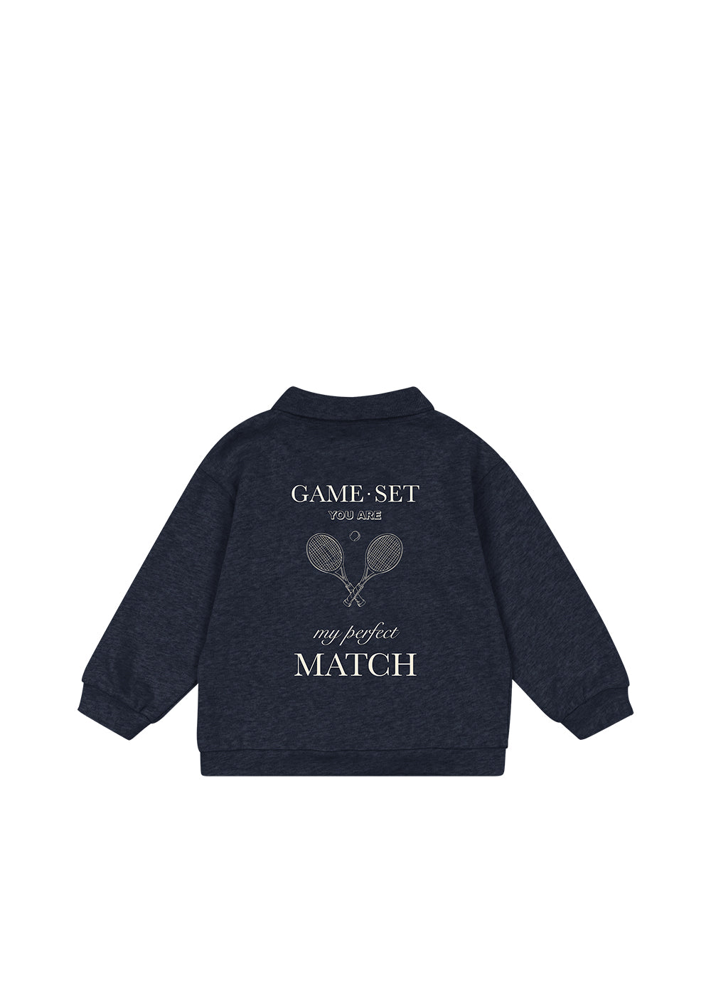 Polo-Sweater Spotty LS – Navy Blazer – Konges Sløjd: dunkelblauer Polo-Sweater mit Tennisschlägern auf der Brust, Vorderansicht.