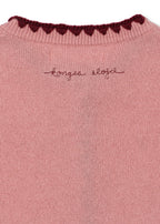 Wollen vest Collette – Pale Blush – Konges Sløjd: detail van de geborduurde merknaam en halsrand achterop het vest.