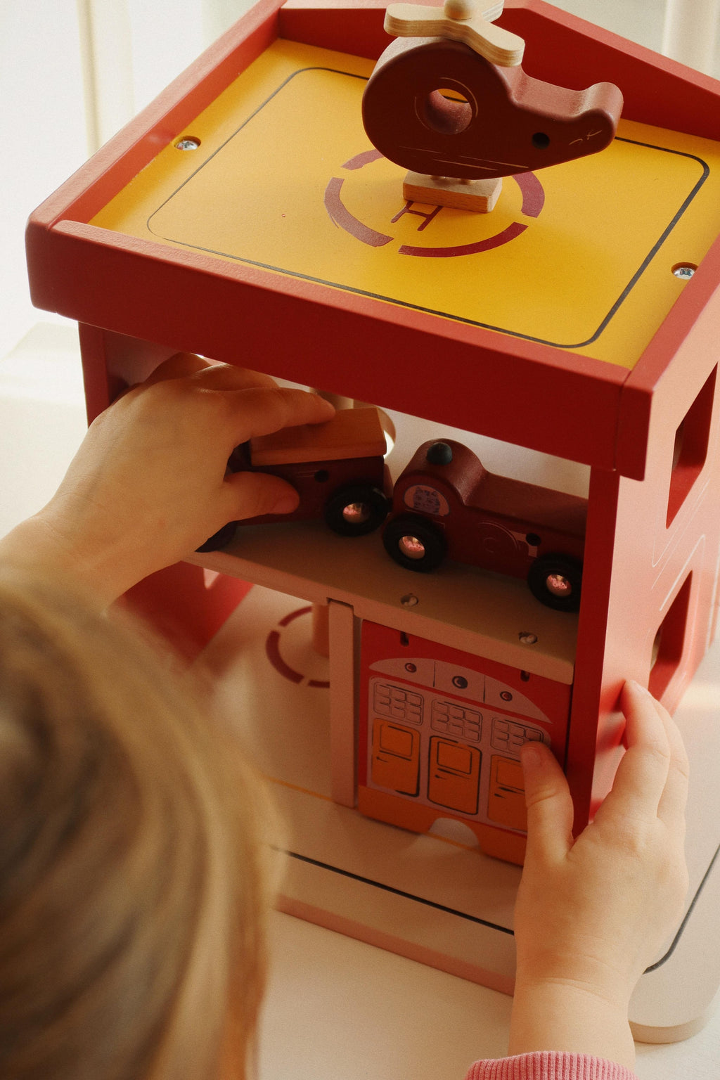Houten Brandweerkazerne met Voertuigen – Multicolor – Konges Sløjd