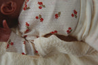 Minnie Newborn Body – Rosa Rouge – Wickelbody mit Blumenprint – GOTS Bio-Baumwolle – Konges Sløjd