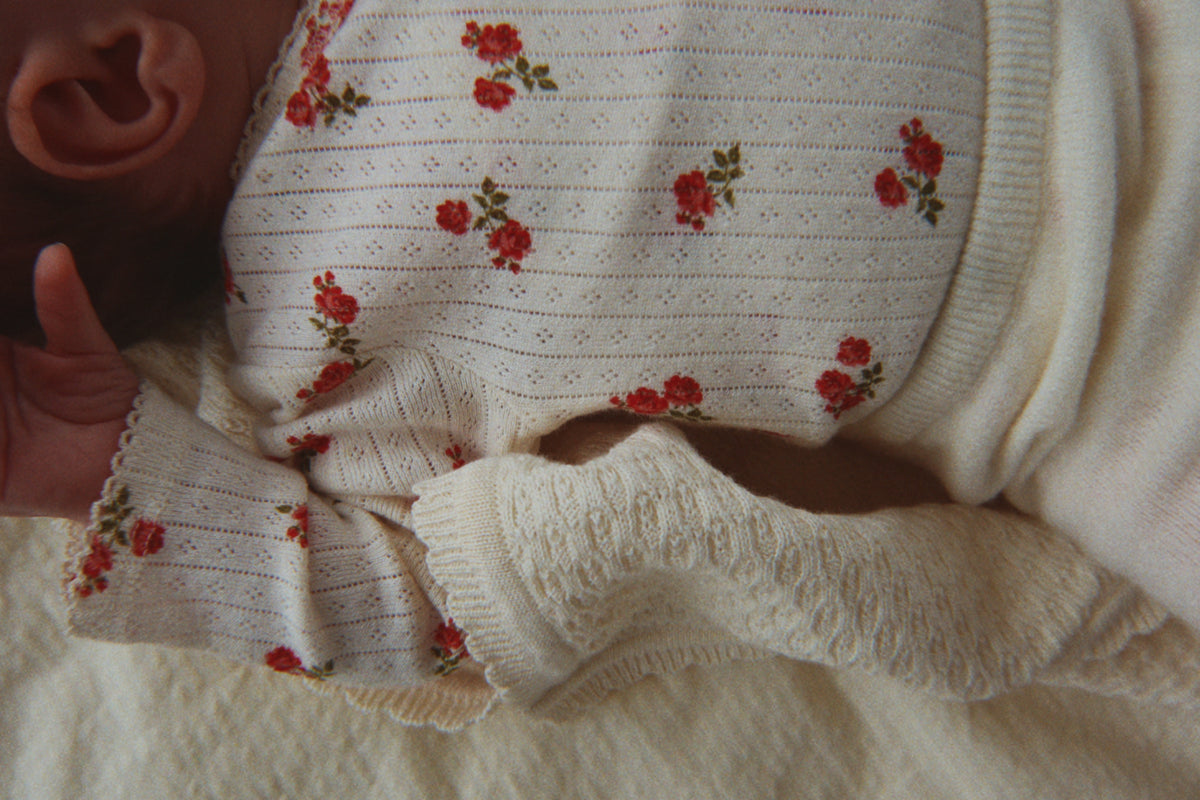 Minnie Newborn Body – Rosa Rouge – Wickelbody mit Blumenprint – GOTS Bio-Baumwolle – Konges Sløjd