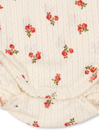 Minnie Newborn Body – Rosa Rouge – Wickelbody mit Blumenprint – GOTS Bio-Baumwolle – Konges Sløjd
