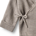 Gilet cache-cœur Cleo - Gris Lune - 100 % laine mérinos - Blé
Gros plan