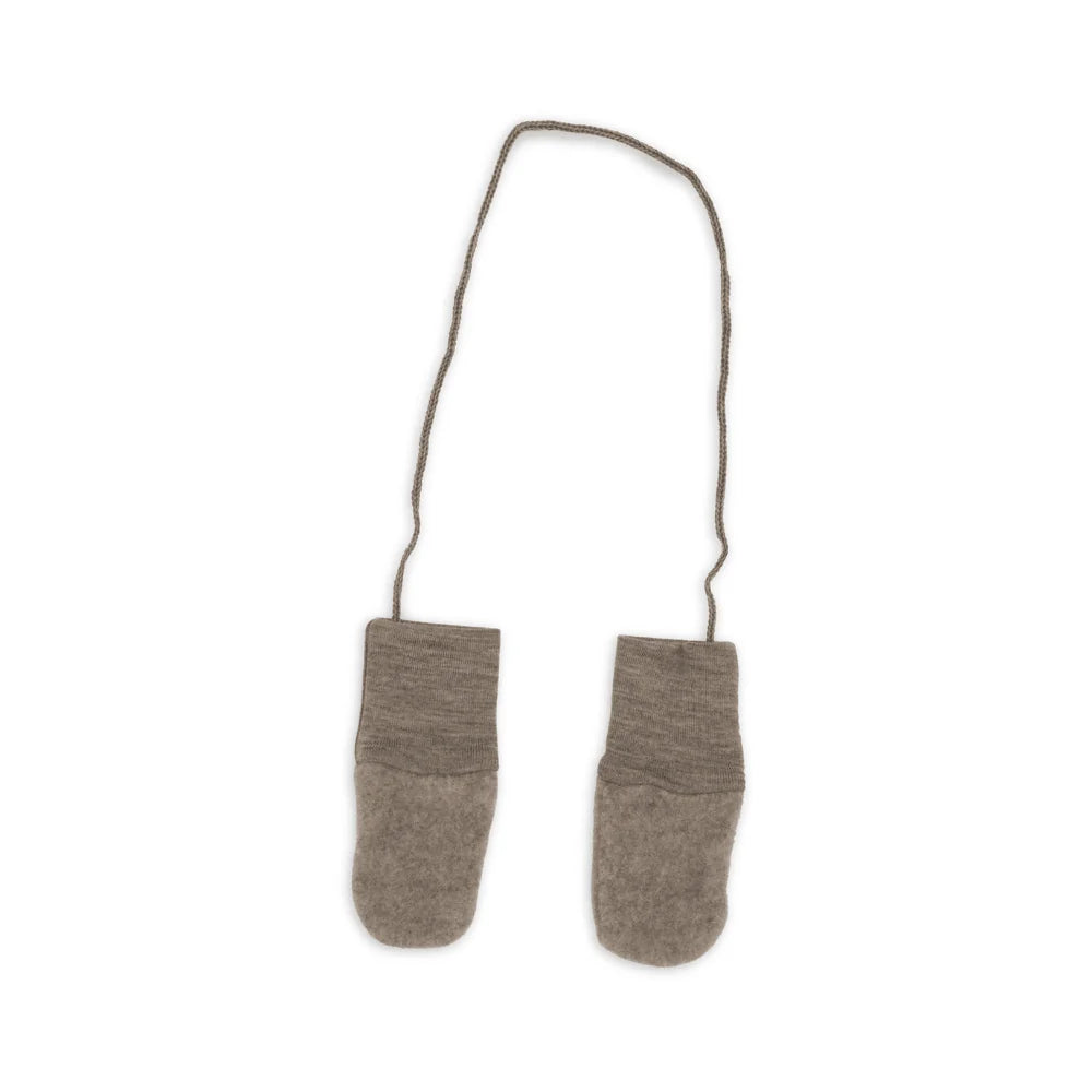 Moufles avec cordon – Polaire de laine – Engel Natur : paire de moufles taupe reliées par un cordon.